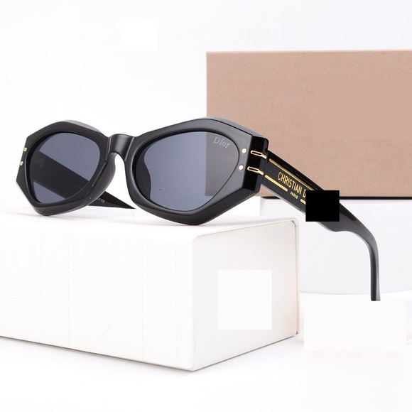 Accessories - ❗️SALE❗️New women’s black sunglasses